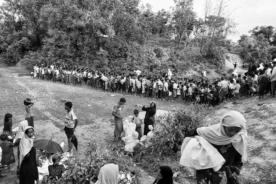 Chilling Photos of the Hundreds of Thousands of Rohingya Fleeing Burma ...