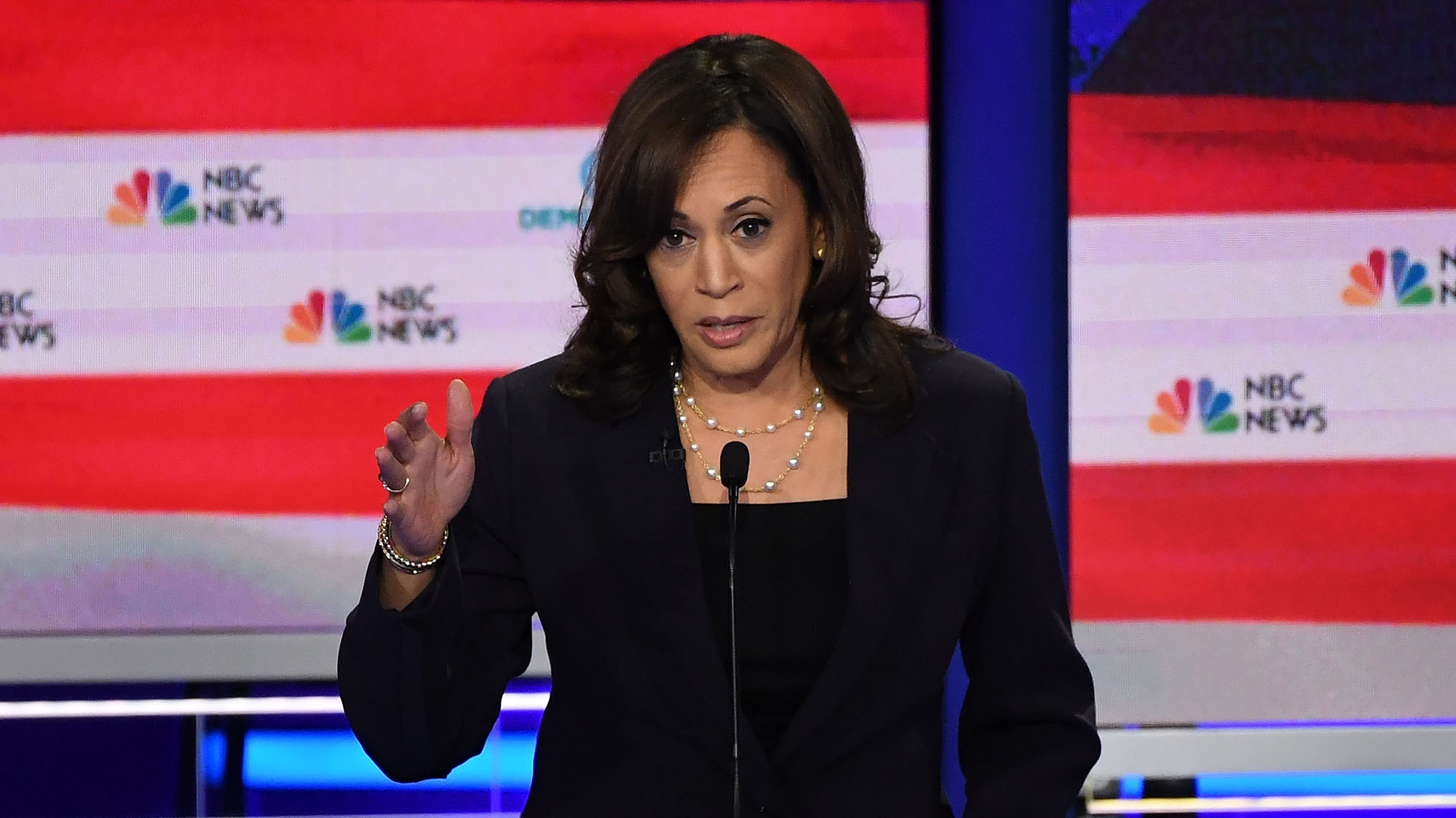 Kamala Harris Just Won the Internet with “Her Hands” – Mother Jones