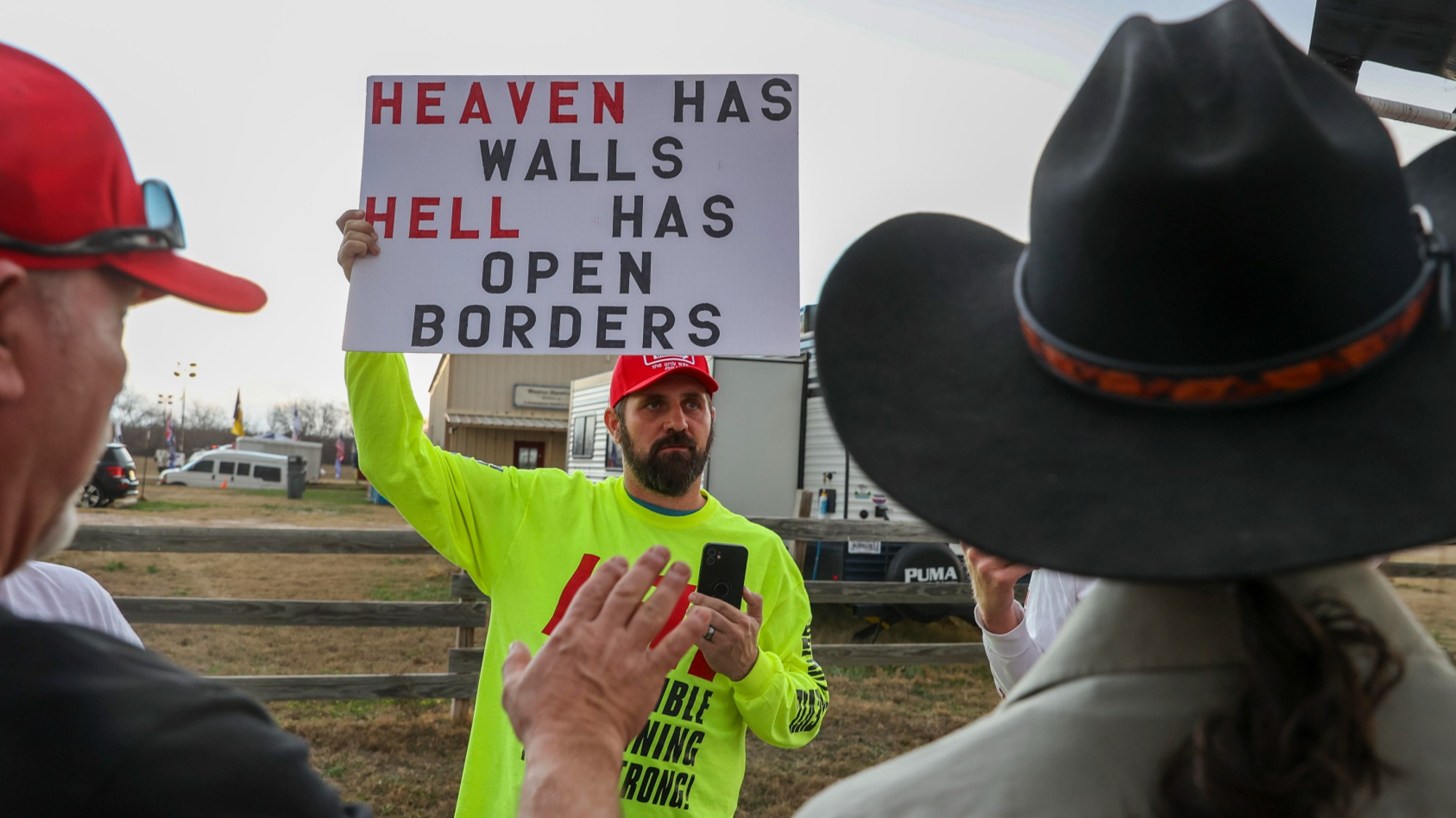 A Far-Right Convoy Is Holding Anti-Immigrant Rallies at the Border ...