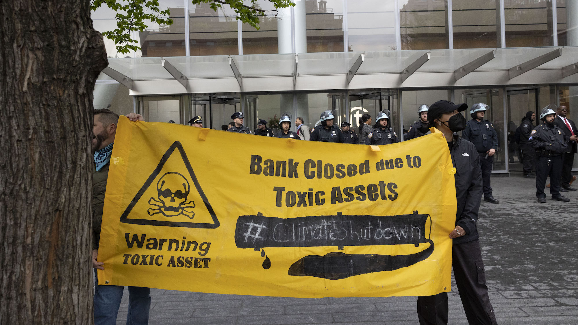 Report: Since Paris, Banks Have Channeled .9 Trillion to Fossil Fuel Firms