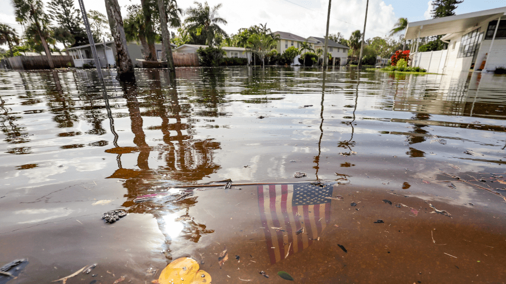 Een foto van een wijk in St. Petersburg, Florida, overspoeld met regenwater van de orkaan Helene. Een Amerikaanse vlag is ondergedompeld in water.