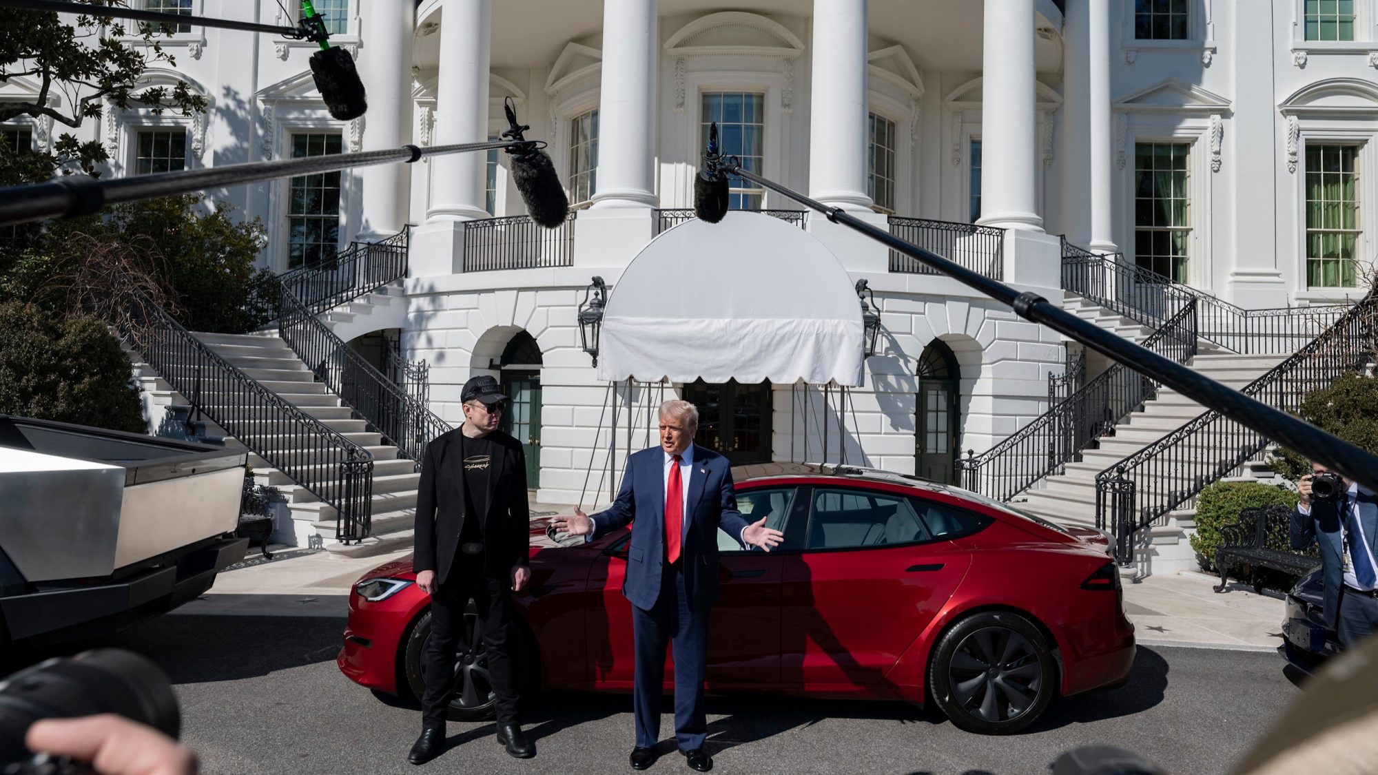 Trump e almíscar em frente a uma telsa na Casa Branca