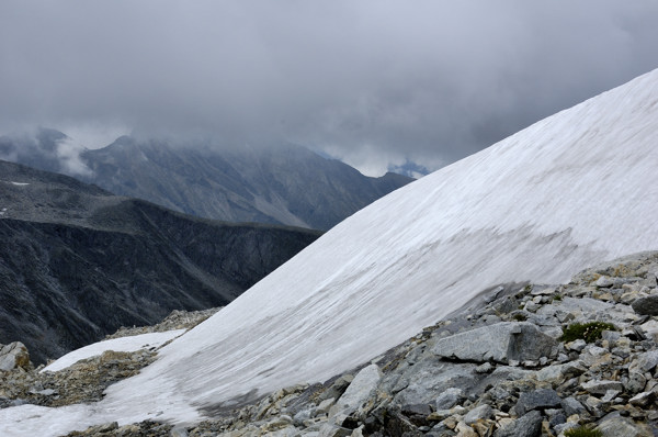 A firn field of old, recrystallized snow.: Doronenko via Wikimedia Commons.