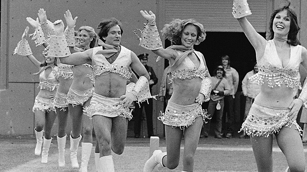 Why are NFL and NBA cheerleaders barely earning minimum wage? - ESPN